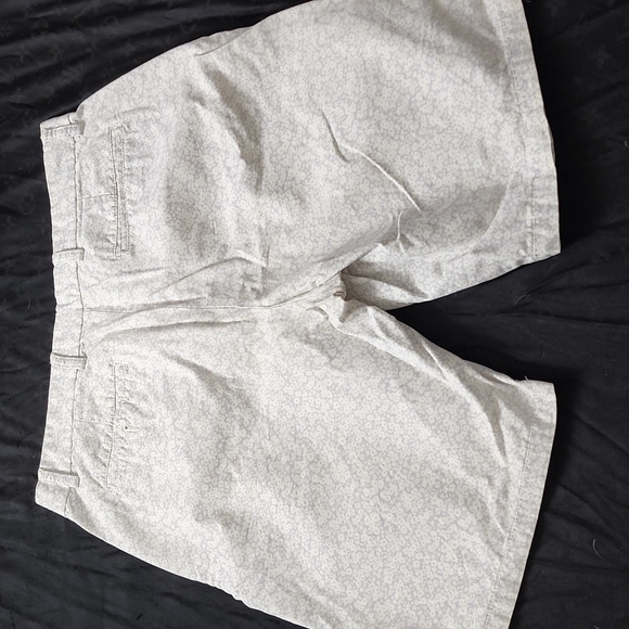 Old Navy shorts 9.5" inseam - Picture 3 of 3